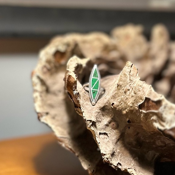 Native American vintage 925 sterling silver and inlaid malachite Zuni Ring - Picture 4 of 10